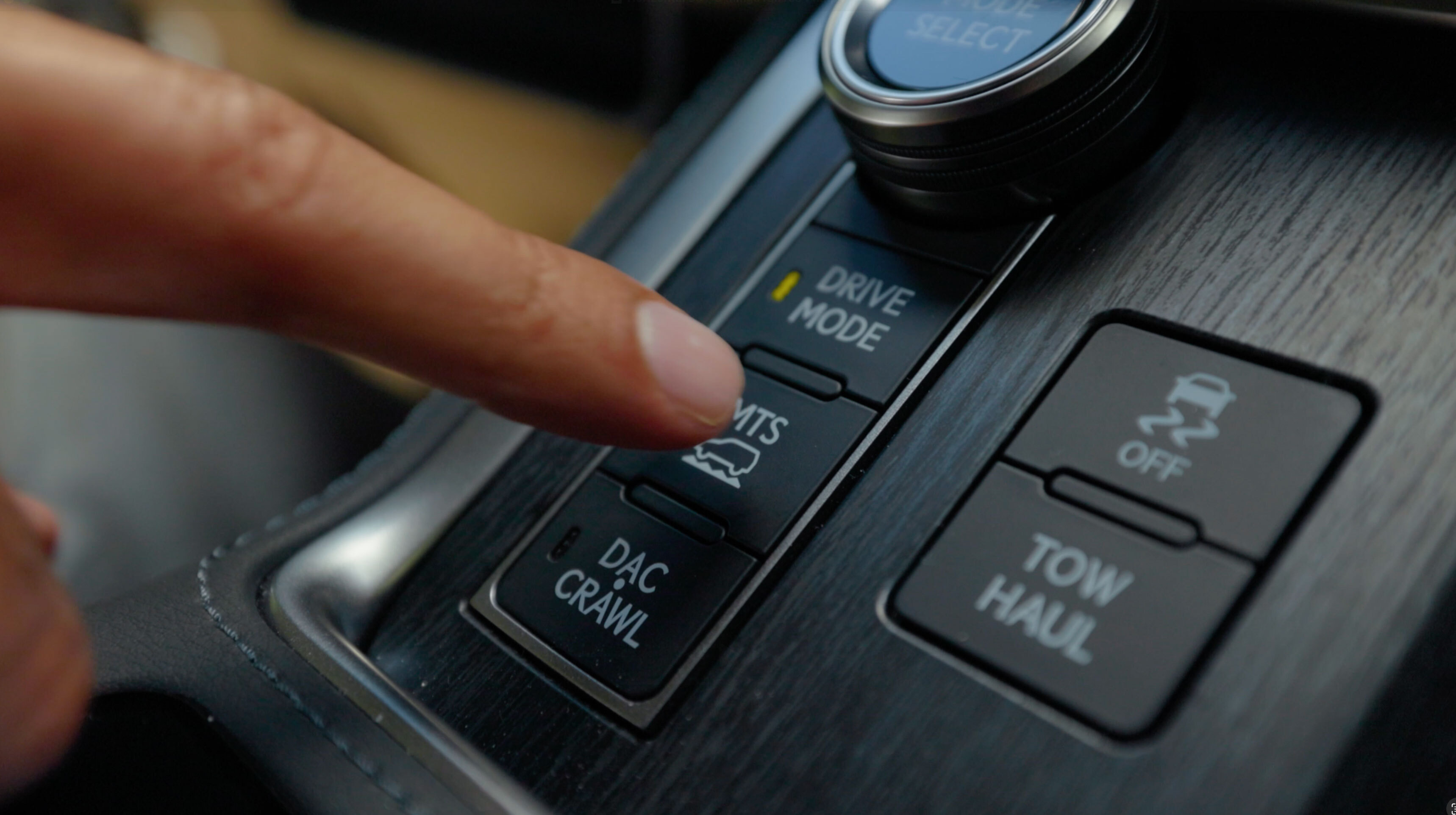 Selecting a terrain mode on the drive dial